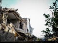 Πλάκα: Βομβαρδισμένο τοπίο θυμίζει η Λυσικράτους μετά την έκρηξη – Αγωνία για 5 άτομα, έρευνες στα συντρίμμια του κτιρίου