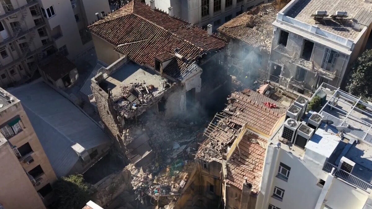Πλάκα: Ολοκληρωτική καταστροφή από την έκρηξη στην οδό Λυσικράτους – Έρευνες για εγκλωβισμένους 1 Πλάκα: Ολοκληρωτική καταστροφή από την έκρηξη στην οδό Λυσικράτους – Έρευνες για εγκλωβισμένους