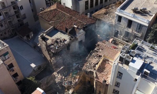 Πλάκα: Ολοκληρωτική καταστροφή από την έκρηξη στην οδό Λυσικράτους – Έρευνες για εγκλωβισμένους