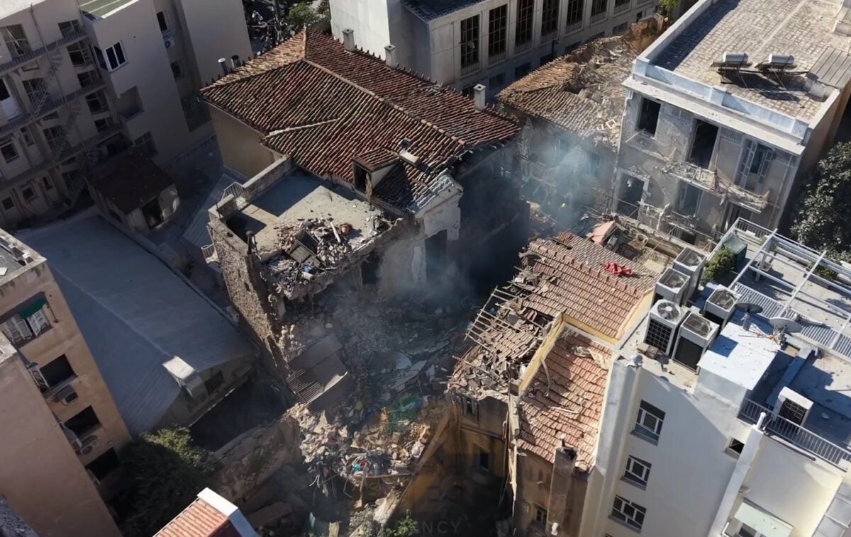 Πλάκα: Ολοκληρωτική καταστροφή από την έκρηξη στην οδό Λυσικράτους – Έρευνες για εγκλωβισμένους