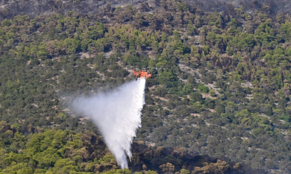 Τέσσερις συλλήψεις για φωτιές από αμέλεια – Ανάμεσά τους 80χρονη που άναψε καντήλι σε νεκροταφείο