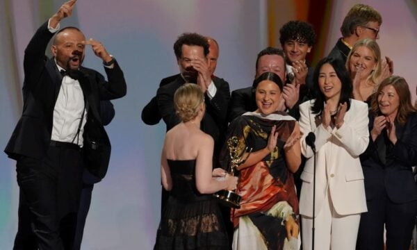 Emmy 2026: Ιστορικό ρεκόρ για το «Widow’s Bay» με 14 βραβεία, θρίαμβος για τον Μάθιου Ρις – Αναλυτικά η λίστα των νικητών