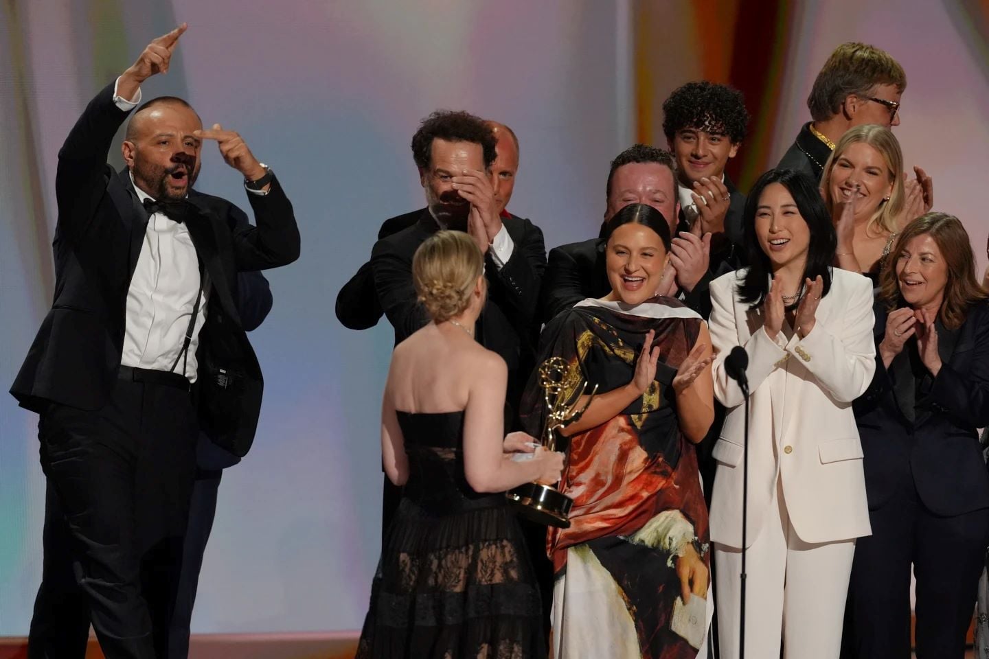 Emmy 2026: Ιστορικό ρεκόρ για το «Widow’s Bay» με 14 βραβεία, θρίαμβος για τον Μάθιου Ρις – Αναλυτικά η λίστα των νικητών