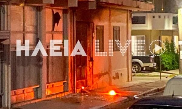Αμαλιάδα: Εμπρηστική επίθεση σε είσοδο πολυκατοικίας, συνελήφθησαν δύο νεαροί μετά από καταδίωξη
