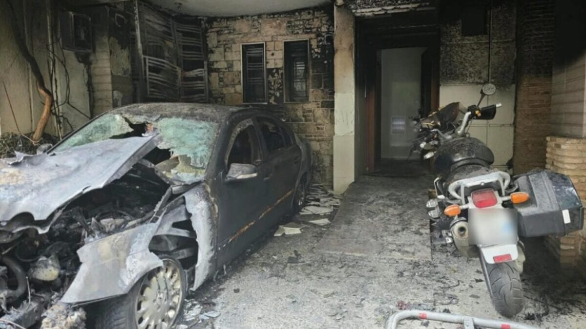 Εμπρηστική επίθεση στου Ζωγράφου σε πιλοτή πολυκατοικίας αντιδημάρχου: Κάηκε το αυτοκίνητό του 4 Εμπρηστική επίθεση στου Ζωγράφου σε πιλοτή πολυκατοικίας αντιδημάρχου: Κάηκε το αυτοκίνητό του