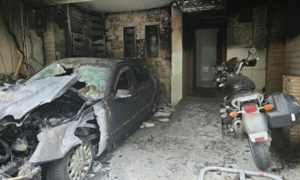 Εμπρηστική επίθεση στου Ζωγράφου σε πιλοτή πολυκατοικίας αντιδημάρχου: Κάηκε το αυτοκίνητό του