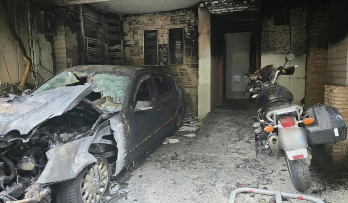 Εμπρηστική επίθεση στου Ζωγράφου σε πιλοτή πολυκατοικίας αντιδημάρχου: Κάηκε το αυτοκίνητό του