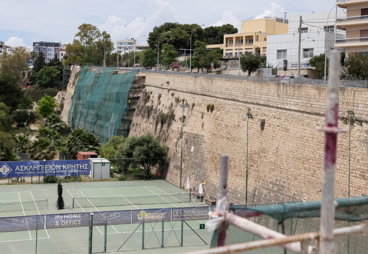 Ηράκλειο: Νεκρός 54χρονος που έπεσε από τα Ενετικά Τείχη – Είχε δηλώσει ότι ήθελε να αυτοκτονήσει, τον είχαν αφήσει να φύγει από το νοσοκομείο 5 Ηράκλειο: Νεκρός 54χρονος που έπεσε από τα Ενετικά Τείχη – Είχε δηλώσει ότι ήθελε να αυτοκτονήσει, τον είχαν αφήσει να φύγει από το νοσοκομείο