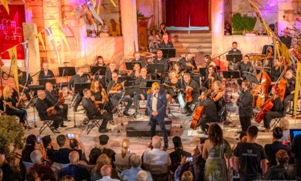 Δημήτρης Κατής και Ορχήστρα Σύγχρονης Μουσικής της ΕΡΤ σε συναυλία στην Πάρο