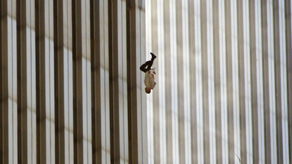 Falling Man: Ποιος ήταν ο άνδρας στη φωτογραφία της 11ης Σεπτεμβρίου – Τα στοιχεία και η μαρτυρία της αδελφής του 4 Falling Man: Ποιος ήταν ο άνδρας στη φωτογραφία της 11ης Σεπτεμβρίου – Τα στοιχεία και η μαρτυρία της αδελφής του