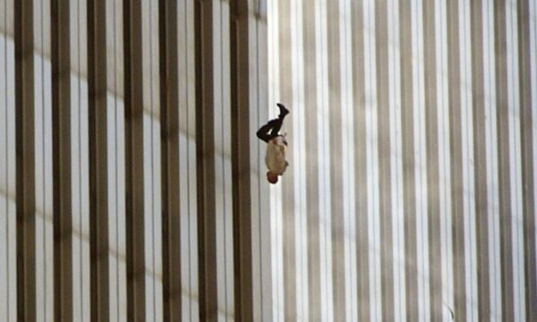 Falling Man: Ποιος ήταν ο άνδρας στη φωτογραφία της 11ης Σεπτεμβρίου – Τα στοιχεία και η μαρτυρία της αδελφής του