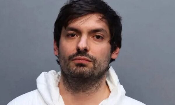 Μαχαίρωσε τη μητέρα του σε ουρανοξύστη στο Μαϊάμι και ζήτησε βοήθεια από ντελιβερά – «Αμυνόμουν», είπε στους αστυνομικούς