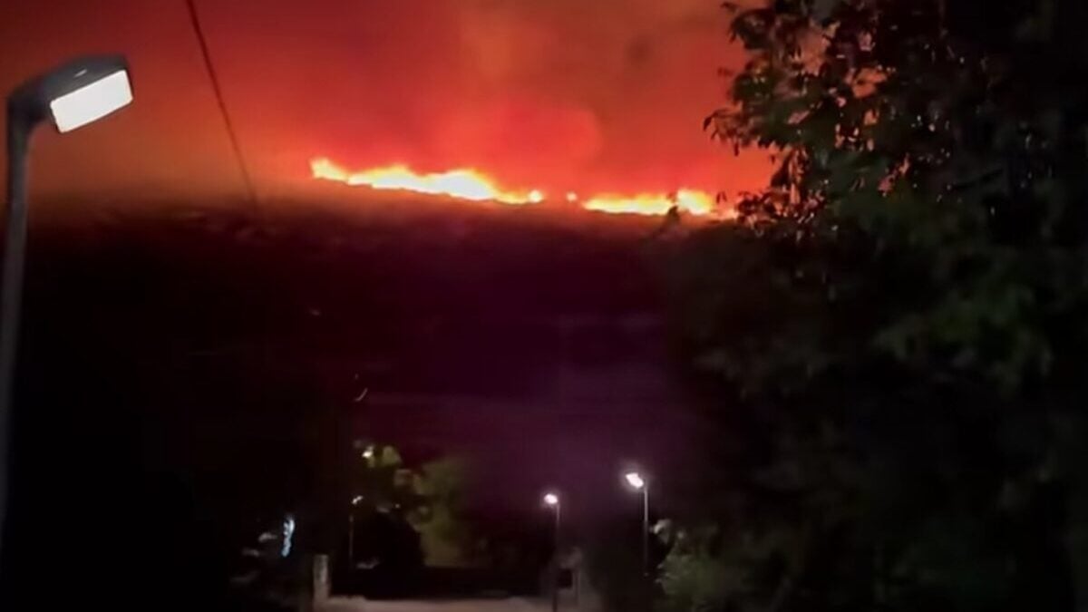 Φωτιά στη Φλώρινα: Ολονύχτια η μάχη με τις φλόγες, ενισχύθηκαν οι δυνάμεις – Εκκενώθηκε η Κρυσταλλοπηγή 1 Φωτιά στη Φλώρινα: Ολονύχτια η μάχη με τις φλόγες, ενισχύθηκαν οι δυνάμεις – Εκκενώθηκε η Κρυσταλλοπηγή