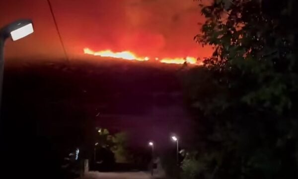 Φωτιά στη Φλώρινα: Ολονύχτια μάχη με τις φλόγες, ενισχύθηκαν οι δυνάμεις – Εκκενώθηκε η Κρυσταλλοπηγή