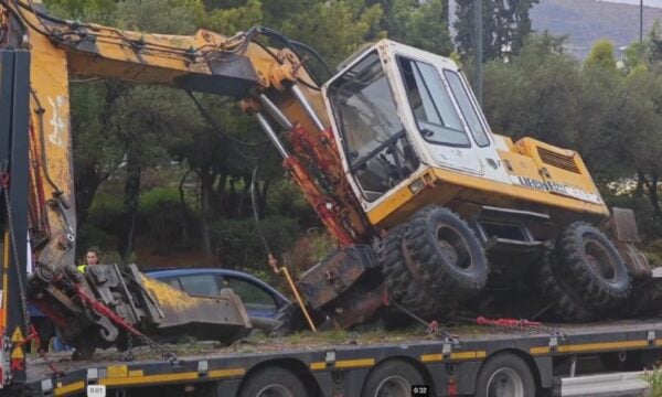 Κλειστή η Βουλιαγμένης στο Ελληνικό – Φορτηγό που μετέφερε σκαπτικό μηχάνημα χτύπησε σε γέφυρα