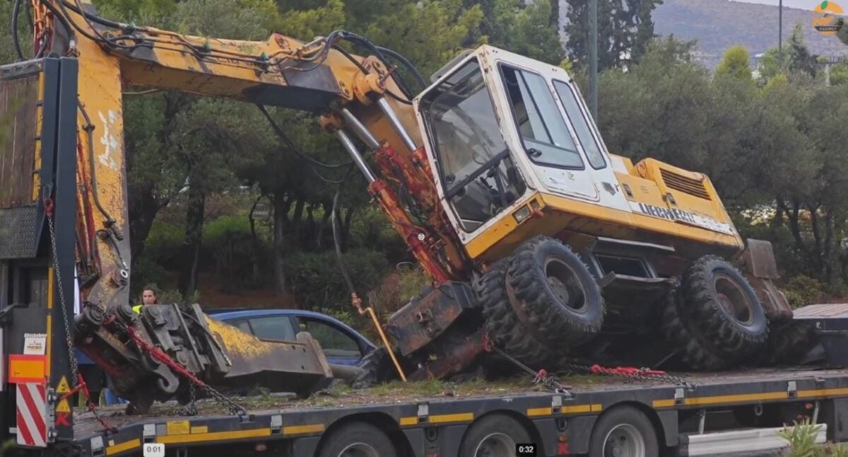 Κλειστή η Βουλιαγμένης στο Ελληνικό: Φορτηγό που μετέφερε σκαπτικό μηχάνημα χτύπησε σε γέφυρα 1 Κλειστή η Βουλιαγμένης στο Ελληνικό: Φορτηγό που μετέφερε σκαπτικό μηχάνημα χτύπησε σε γέφυρα