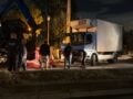 Διακοπή κυκλοφορίας στην Ιερά Οδό μετά την πτώση φορτηγού σε φρεάτιο