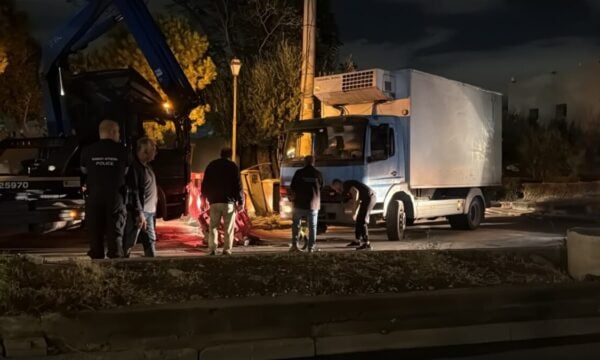 Διακοπή κυκλοφορίας στην Ιερά Οδό μετά την πτώση φορτηγού σε φρεάτιο