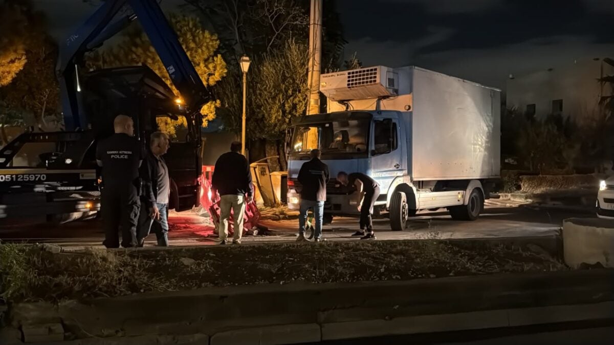 Διακοπή κυκλοφορίας στην Ιερά Οδό μετά την πτώση φορτηγού σε φρεάτιο