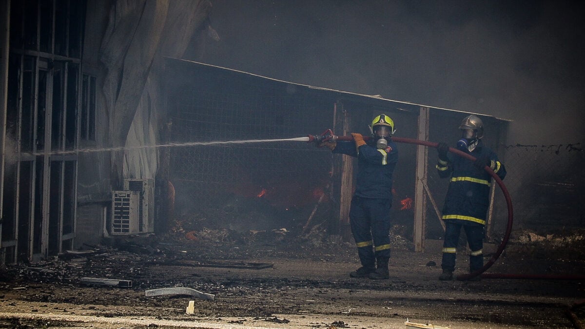 Χαλκίδα: Συναγερμός στην Πυροσβεστική για φωτιά σε εργοστάσιο χρωμάτων και χημικών στο Βαθύ Αυλίδας 1 Χαλκίδα: Συναγερμός στην Πυροσβεστική για φωτιά σε εργοστάσιο χρωμάτων και χημικών στο Βαθύ Αυλίδας