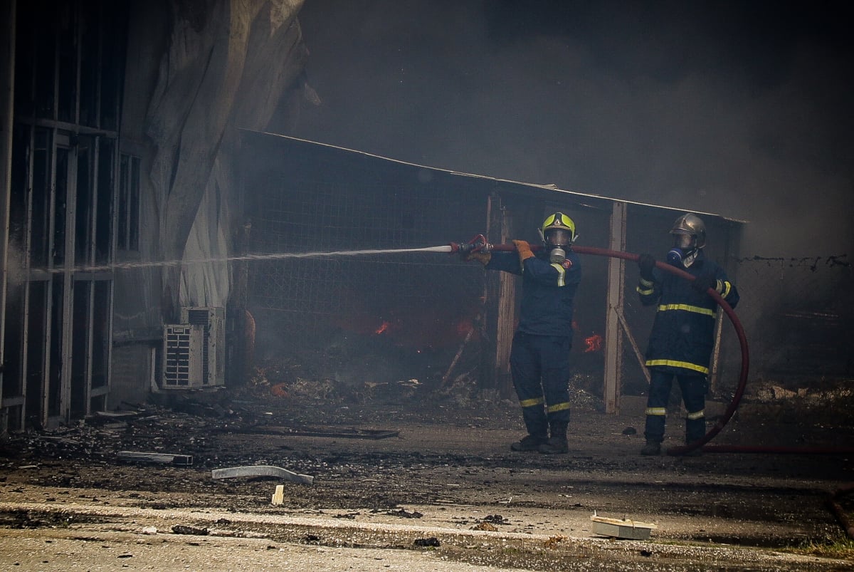 Χαλκίδα: Συναγερμός στην Πυροσβεστική για φωτιά σε εργοστάσιο χρωμάτων και χημικών στο Βαθύ Αυλίδας