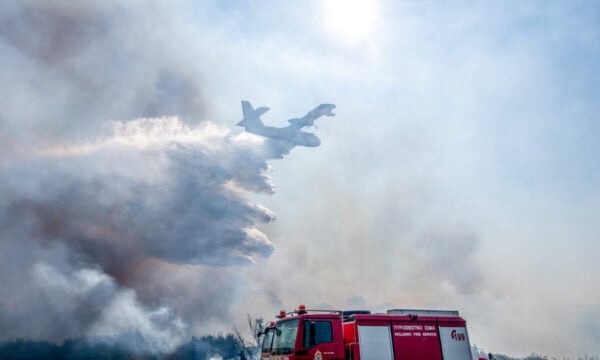 Φωτιά στην Ανάβυσσο: Σηκώθηκαν εναέρια μέσα