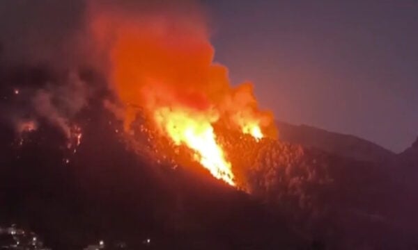 Κόνιτσα: Καλύτερη η εικόνα της φωτιάς στην Τραπεζίτσα – Προς δύο κατευθύνσεις κινείται το μέτωπο