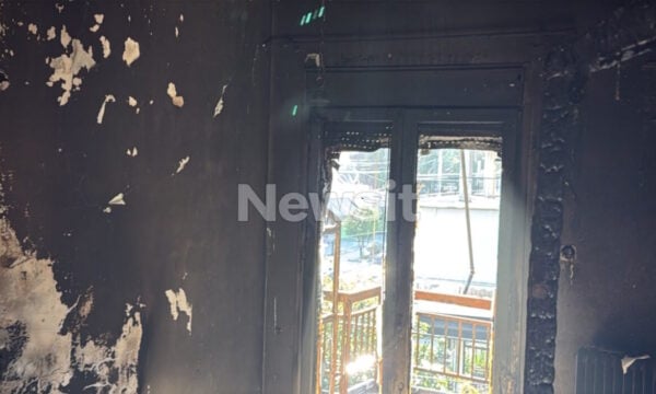 Νέα Ιωνία: Η πολυκατοικία μετά τη φωτιά και οι εικόνες καταστροφής – Βίντεο δείχνει φλόγες να βγαίνουν από διαμερίσματα