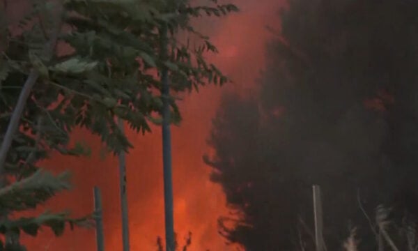 Φωτιά στον Ρέντη – Καίγονται λάστιχα και παλέτες
