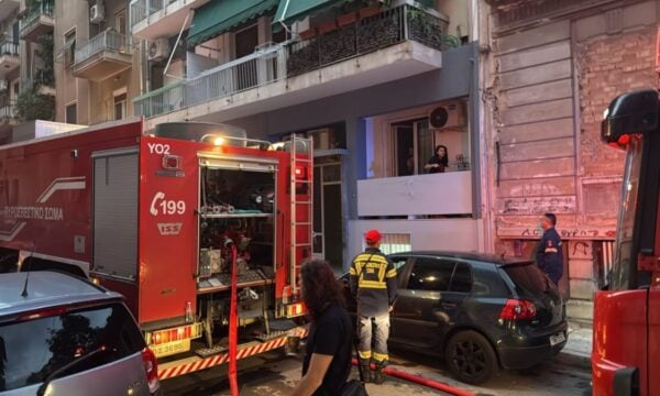 Κέντρο Αθήνας: Πυρκαγιά σε υπόγειο διαμέρισμα – Ένα άτομο μεταφέρθηκε προληπτικά στο νοσοκομείο