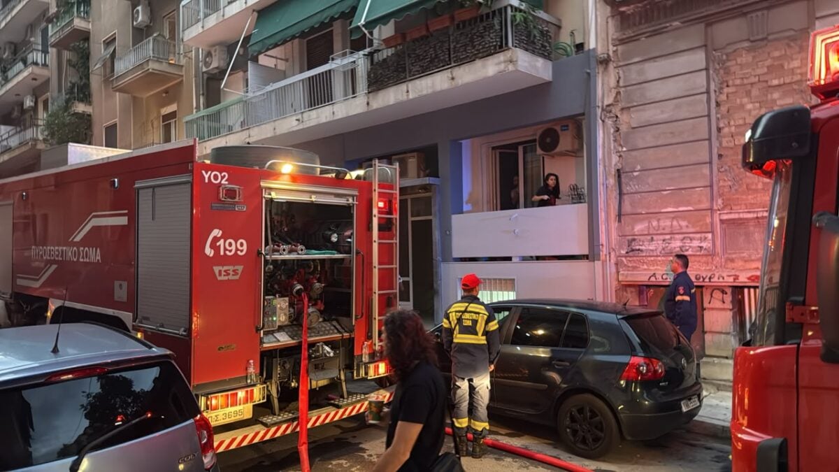 Κέντρο Αθήνας: Πυρκαγιά σε υπόγειο διαμέρισμα – Ένα άτομο μεταφέρθηκε προληπτικά στο νοσοκομείο