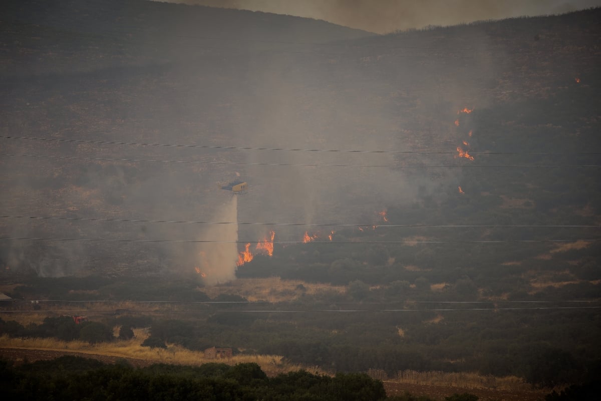 Φωτιά στο Αρχοντικό Παιανίας: Ισχυρές πυροσβεστικές δυνάμεις στο σημείο, επιχειρούν και 2 ελικόπτερα