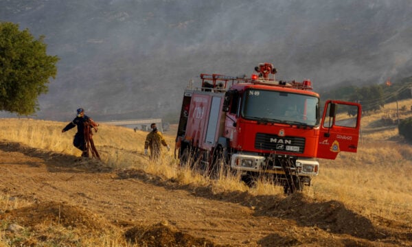 Σαρωνίδα: Συνελήφθη 38χρονη για τη φωτιά που ξεκίνησε από αυτοκίνητο – Πάνω από 1,2 εκατ. ευρώ τα πρόστιμα για πυρκαγιές