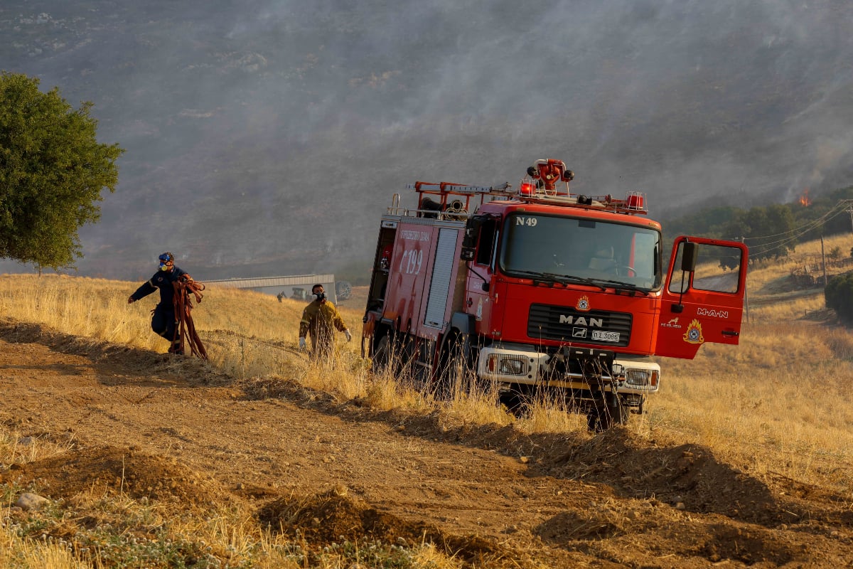 Σαρωνίδα: Συνελήφθη 38χρονη για φωτιά που ξεκίνησε από αυτοκίνητο – Πάνω από 1,2 εκατ. ευρώ τα πρόστιμα για πυρκαγιές