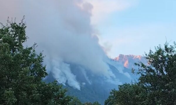 Φωτιά στην Κόνιτσα: Ανεξέλεγκτο το μέτωπο με 170 πυροσβέστες και 13 εναέρια στη χαράδρα του Στομίου
