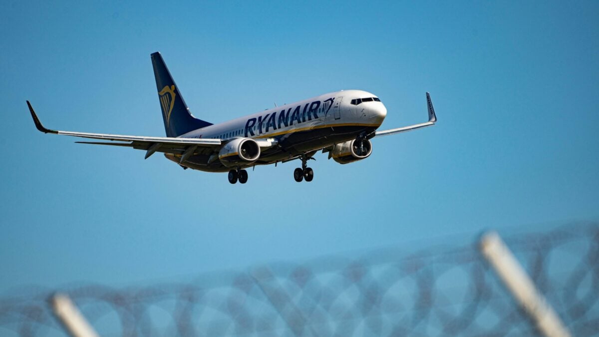 Ryanair: Πτήση-θρίλερ του Ιουλίου – «Παρασύρθηκε προς το παράθυρο, αλλά δεν βγήκε έξω», λέει ο διευθύνων σύμβουλος 2 Ryanair: Πτήση-θρίλερ του Ιουλίου – «Παρασύρθηκε προς το παράθυρο, αλλά δεν βγήκε έξω», λέει ο διευθύνων σύμβουλος