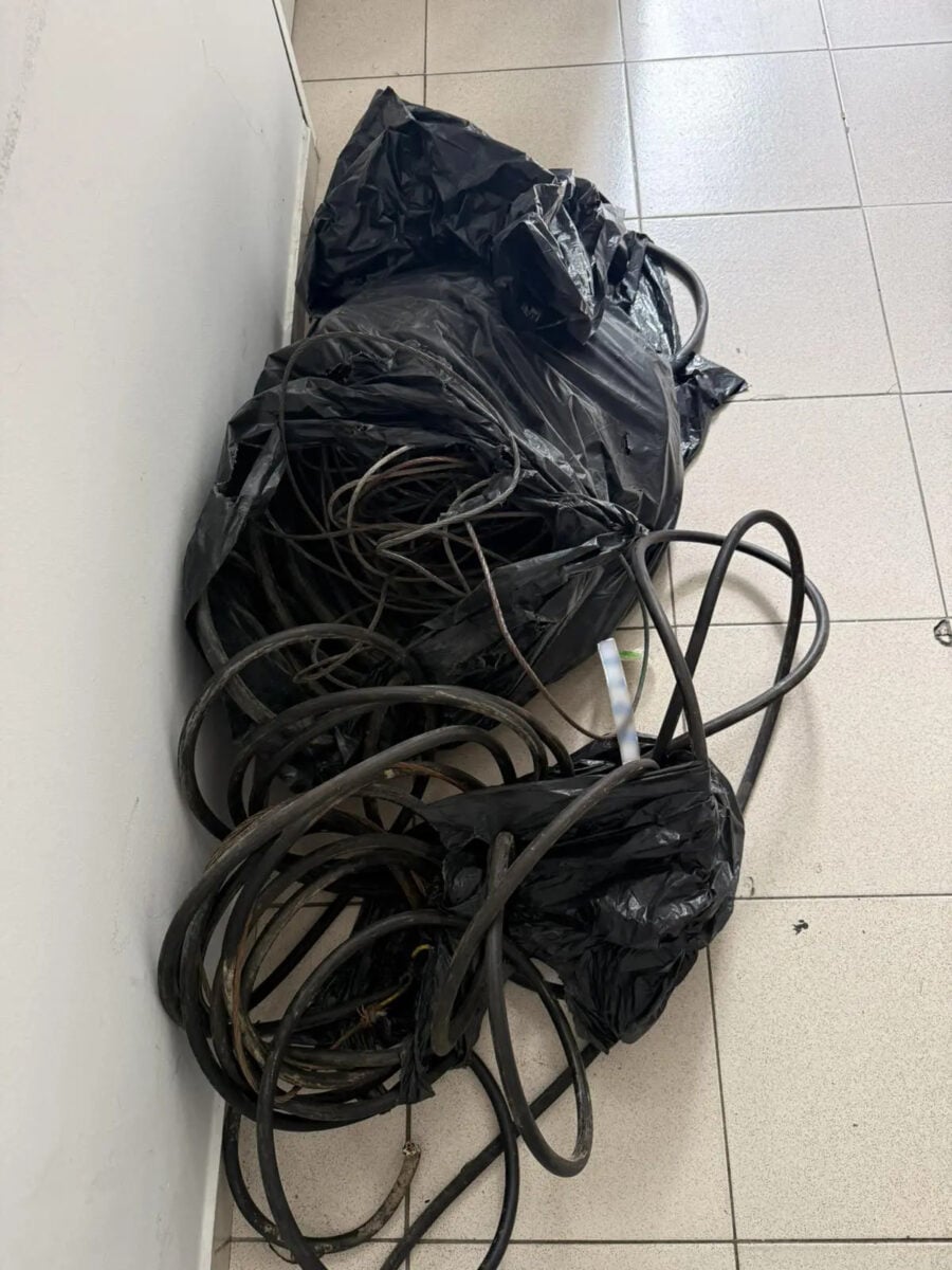 Νίκαια: Τον έπιασαν επ’ αυτοφώρω με 80 κιλά χαλκού από καλώδια ηλεκτροφωτισμού στην Πέτρου Ράλλη 8 Κλεμμένα καλώδια