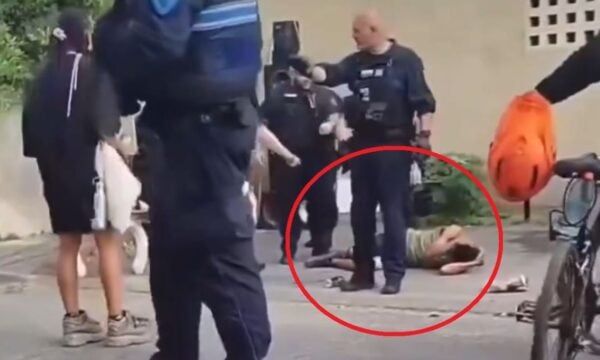 Σάλος στη Γαλλία: Αστυνομικός πέταξε στο έδαφος 29χρονο που πέθανε έπειτα από 13 ημέρες – Βίντεο από την «αδικαιολόγητη βία»