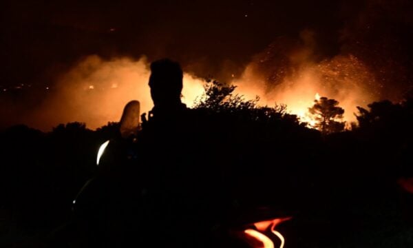 Φωτιά στον Ασπρόπυργο κοντά στον Προαστιακό