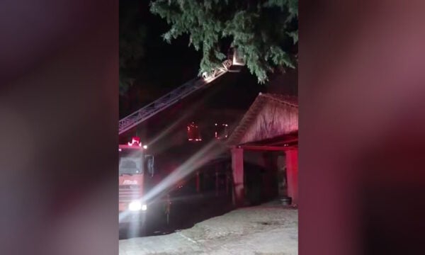Πάτρα: Φωτιά στο ιστορικό οινοποιείο Achaia Clauss – Εκρήξεις και μάχη να μην περάσουν οι φλόγες στο δάσος