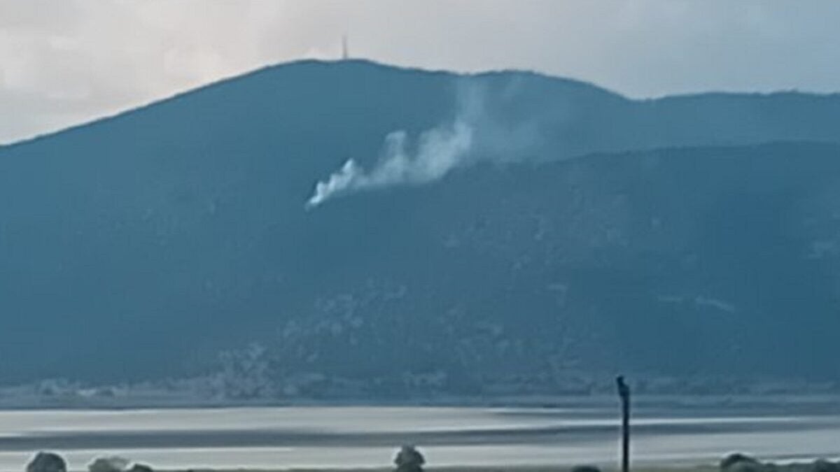 Φωτιά στις Πρέσπες σε δάσος στο όρος Ντέβας – Εναέρια μέσα στο σημείο 1 Φωτιά στις Πρέσπες σε δάσος στο όρος Ντέβας – Εναέρια μέσα στο σημείο