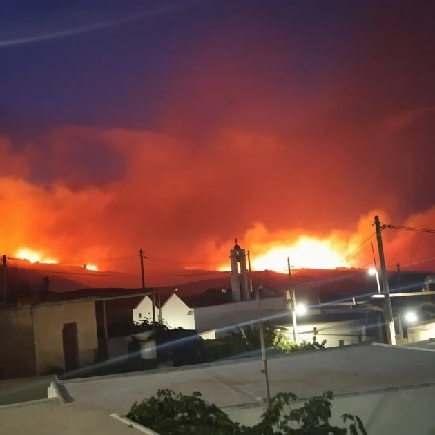 Φωτιά στη Σητεία: Ολονύχτια μάχη με τις φλόγες, μηνύματα από το 112 για εκκένωση 6 οικισμών – Βίντεο από την καταστροφή