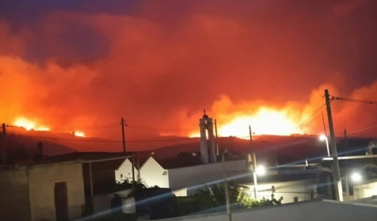 Φωτιά στη Σητεία: Ολονύχτια μάχη με τις φλόγες, μηνύματα από το 112 για εκκένωση 6 οικισμών – Βίντεο από την καταστροφή