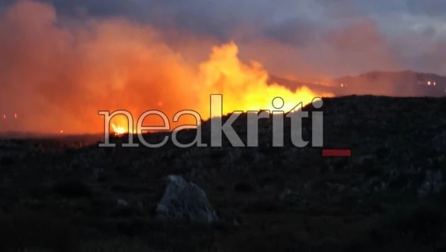 Φωτιά στη Σητεία: Ολονύχτια μάχη με τις φλόγες, μηνύματα από το 112 για εκκένωση 6 οικισμών – Βίντεο από την καταστροφή
