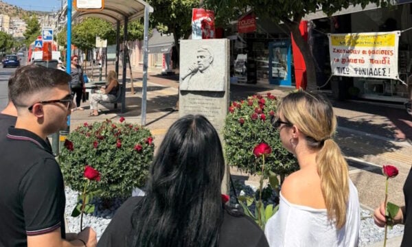 Παύλος Φύσσας: Ο κόσμος συγκεντρώνεται στο μνημείο του στη Νίκαια – Στις 17:30 η πορεία