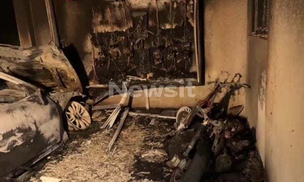 Γαλάτσι: Οχήματα τυλίχτηκαν στις φλόγες σε πυλωτή πολυκατοικίας – Δύο ένοικοι στο νοσοκομείο