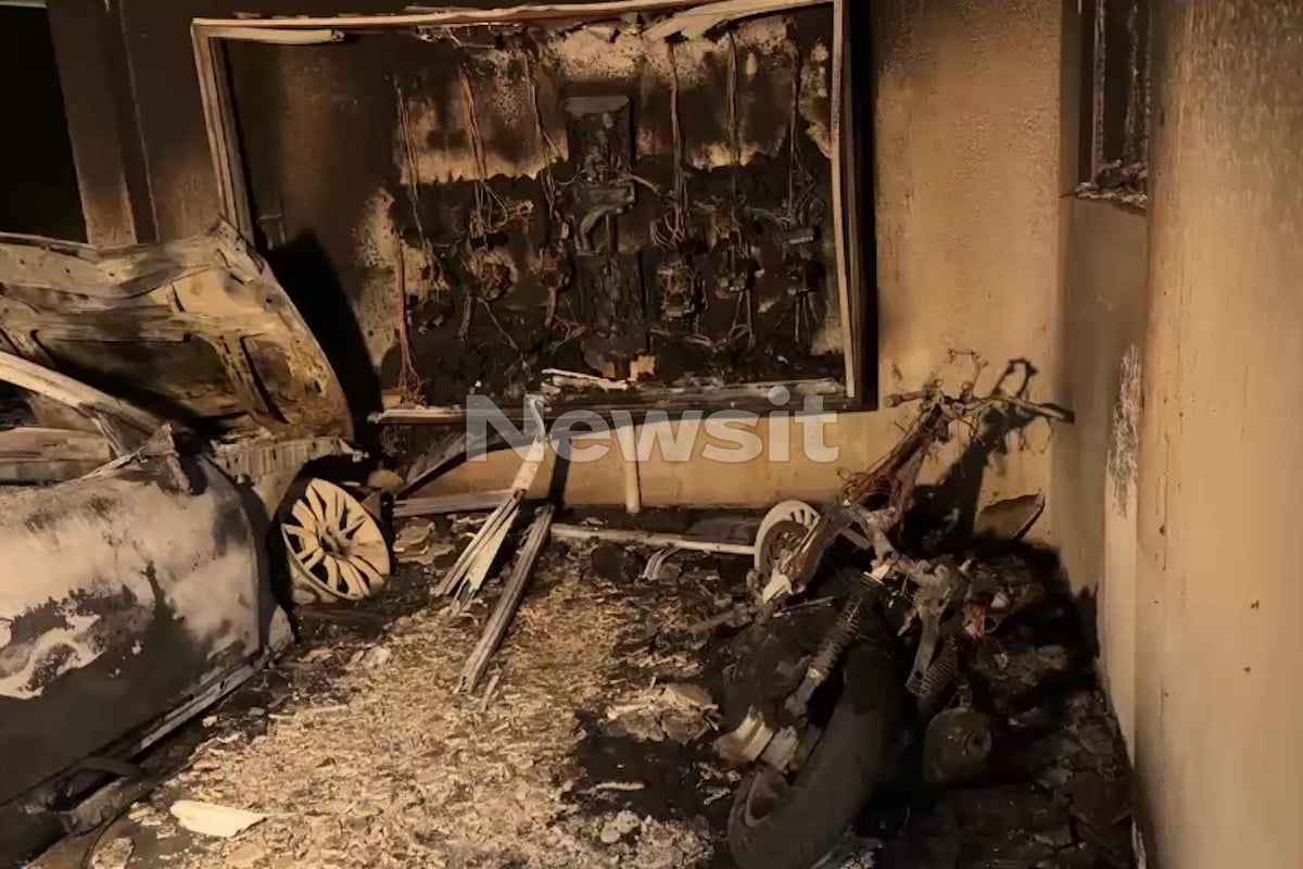 Γαλάτσι: Οχήματα τυλίχτηκαν στις φλόγες σε πυλωτή πολυκατοικίας – Δύο ένοικοι στο νοσοκομείο