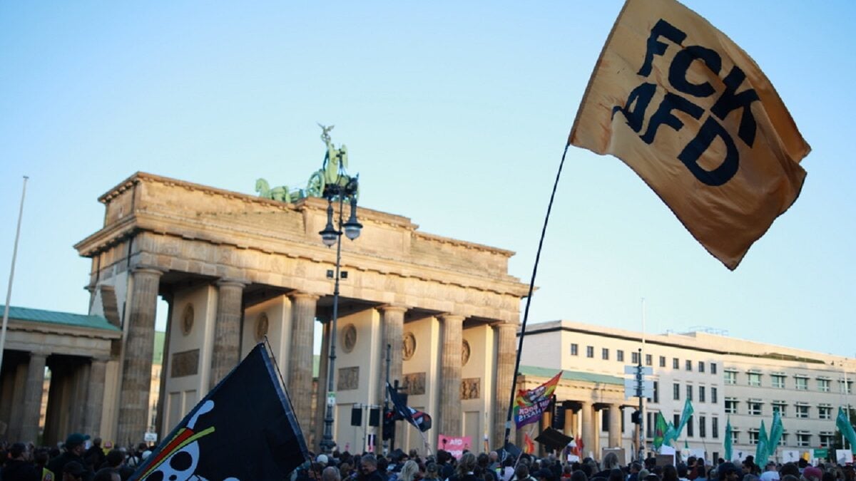 Στους δρόμους του Βερολίνου οι Γερμανοί μετά τη νίκη του ακροδεξιού AfD – ΦΩΤΟ και ΒΙΝΤΕΟ 4 Στους δρόμους του Βερολίνου οι Γερμανοί μετά τη νίκη του ακροδεξιού AfD – ΦΩΤΟ και ΒΙΝΤΕΟ