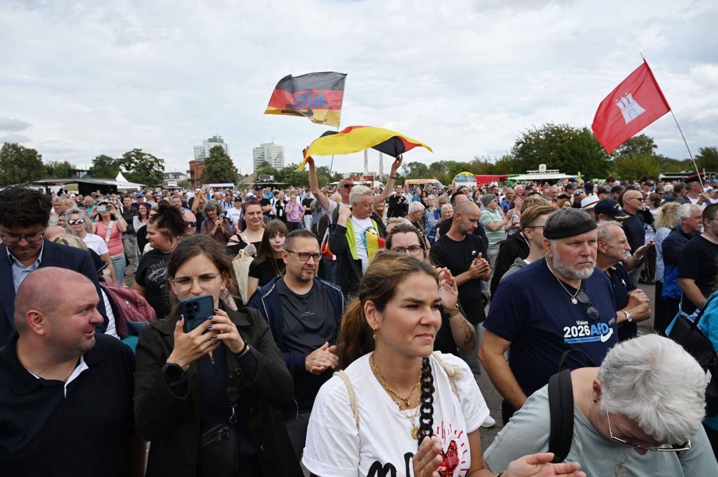 Η σαρωτική νίκη του AfD ξυπνά ξανά τον φόβο της ακροδεξιάς στην Ευρώπη: Γιατί η πορεία της δεν είναι ασταμάτητη 21 Παρευρισκόμενοι σε οικογενειακή γιορτή του AfD χειροκροτούν και ανεμίζουν γερμανικές σημαίες, στις 4 Σεπτεμβρίου, στο Μαγδεμβούργο. Φωτογραφία: Michael Brandt / dpa / picture-alliance / AP