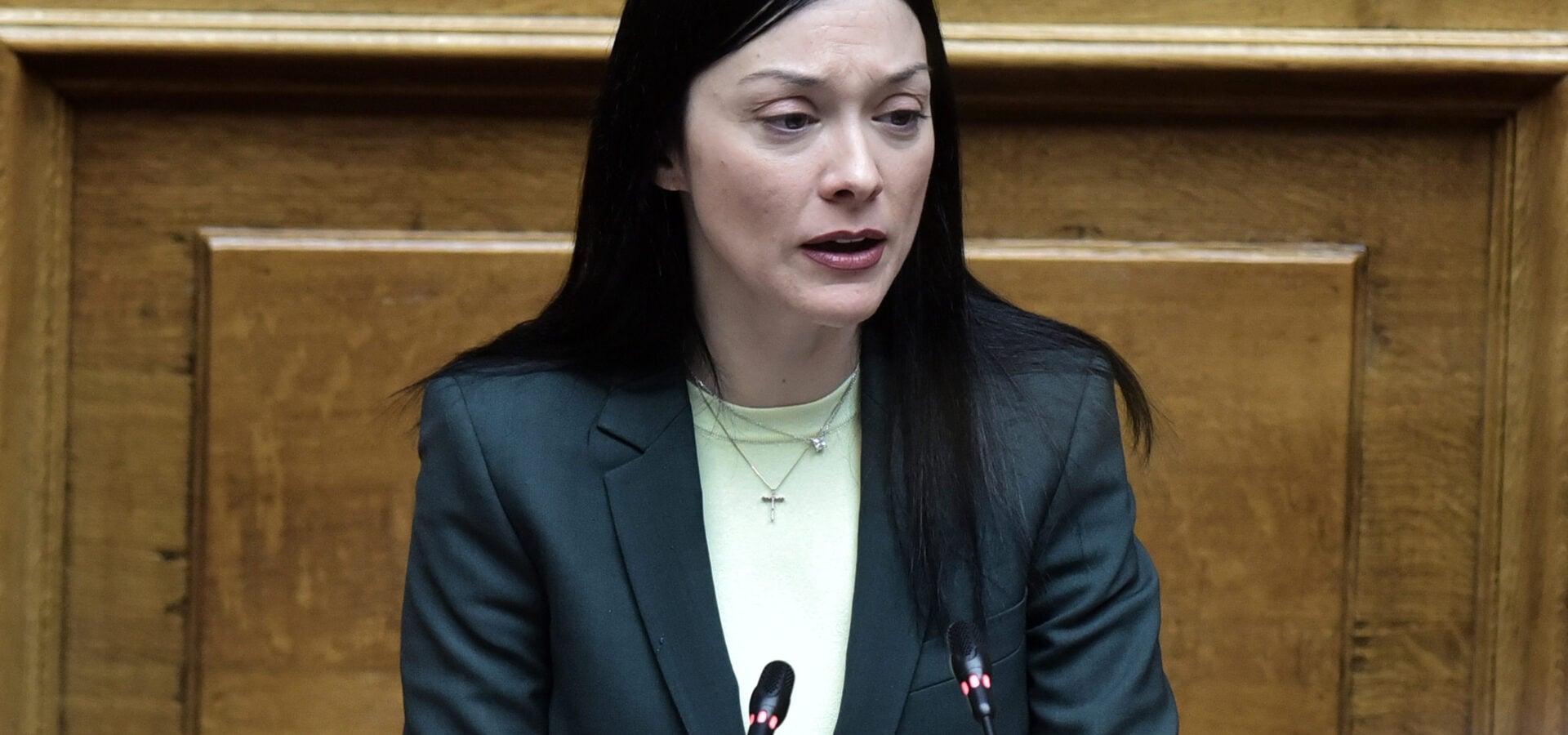 Νάντια Γιαννακοπούλου: Αποστάσεις από τον Φαραντούρη για τη φράση «χαριεντίζεσαι με υπουργούς» προς τη Σδούκου